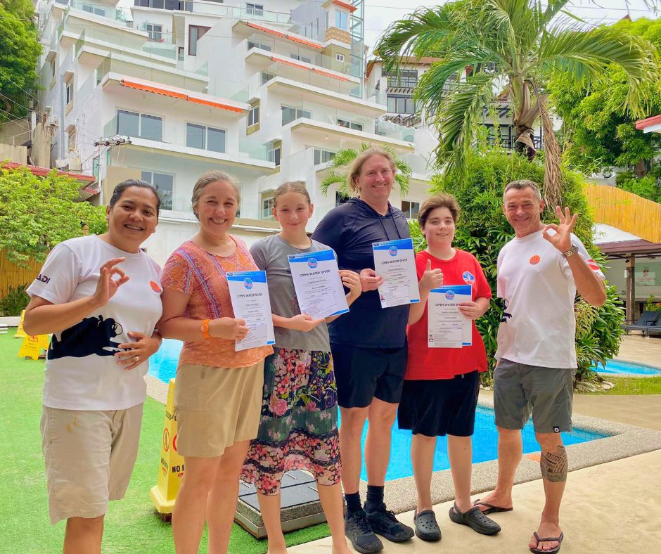Jha, a family of four new open water divers, and Course Director Jamie Morton