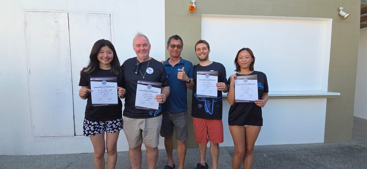 James Morton with IDC graduates holding PADI certificates at Lalaguna Villas