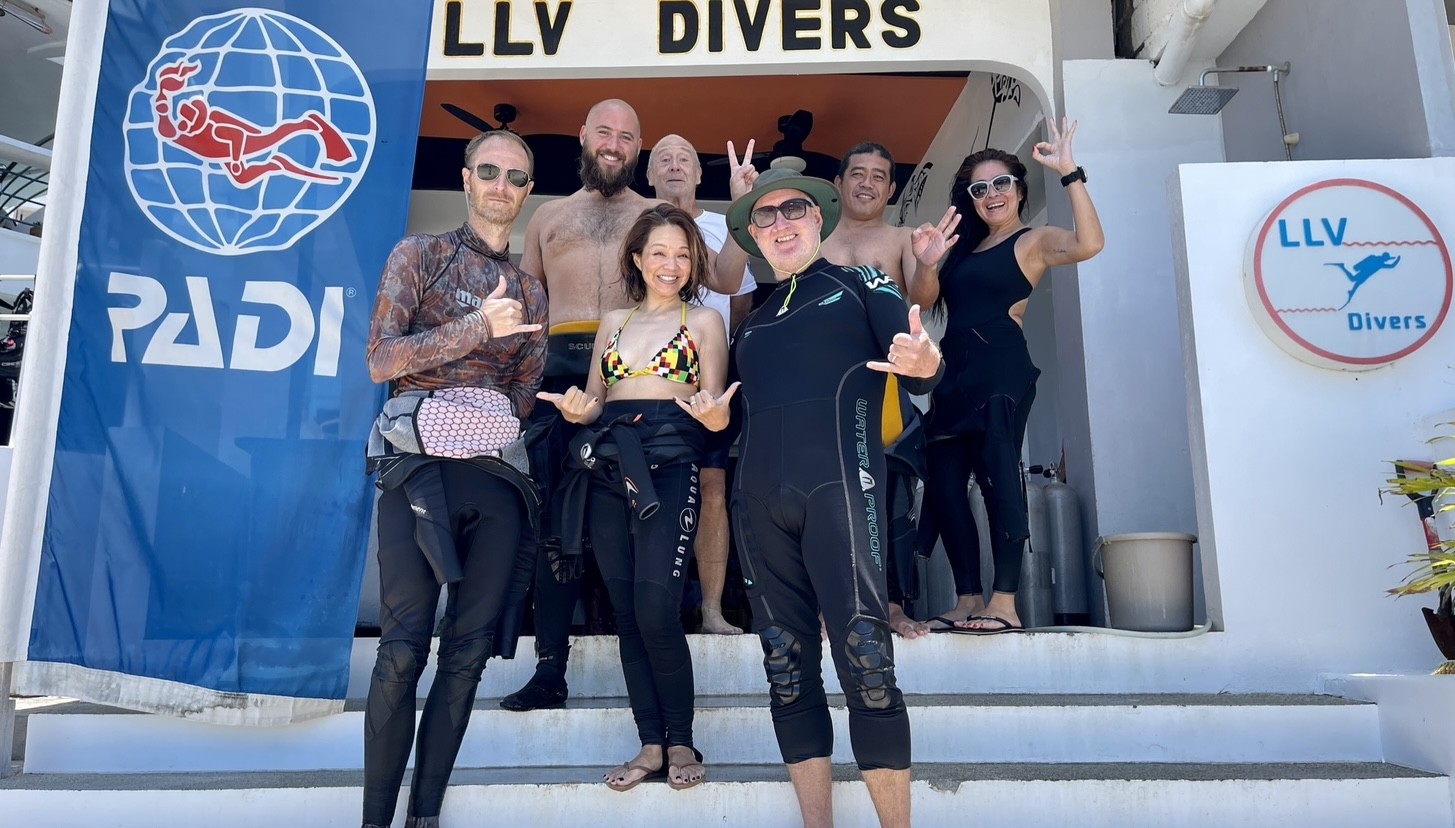 Mina and Peter Kane with the LLV dive gang outside the resort, April 2023