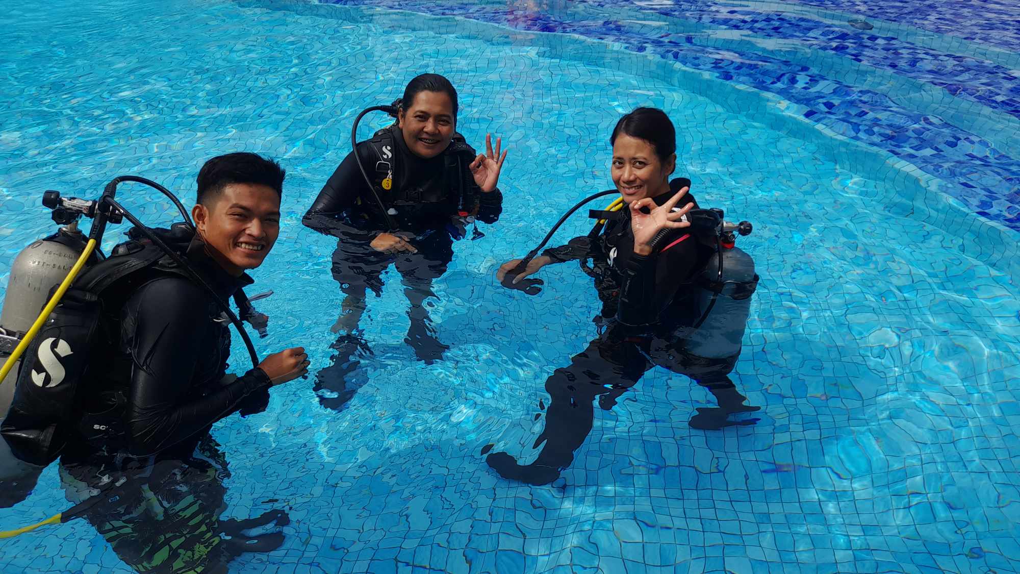 Ja helping LLV team members Aba and Luisa get their Rescue Diver qualification